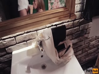 Русская молодая сосет член у своего парня дома в ванной комнате  смотреть онлайн